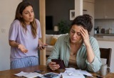 Общение с сестрой свелось к её вечным просьбам помочь деньгами