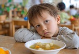 – Вы его разбаловали, он может сидеть над тарелкой целый час! – предъявила мне воспитательница