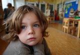 Воспитательница в садике смеется над длинными волосами моего сына