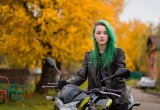 Студентка-практикантка с зелеными волосами приехала в детский сад на мотоцикле и очаровала всех ребят