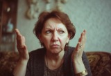 Мама потратила почти все свои сбережения на лотерейные билеты, выиграла приз и сбежала от нас