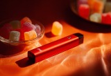 Сосед курит в подъезде электронные сигареты, вся площадка провоняла. Посоветовала ему портить воздух дома
