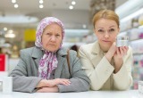 Бесит, когда продавцы в  "Л'Этуаль" уговаривают купить крем от морщин за три тысячи