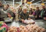 Бесит, когда кассир в «Пятерочке» не дает собрать покупки, а уже пробивает следующего