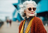 Подруга в 60 лет всё молодится и ищет богатого жениха. Перестала бы народ смешить и позориться