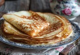 - Опять ты старику блины печешь. Да он тебя использует! - муж жутко недоволен моей дружбой с соседом