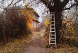 Одолжил соседу стремянку, а тот увез ее на дачу, потому что «там нужнее»