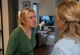 - Она лежит и сериалы смотрит вместо школы! Ты кого из неё растишь?! - негодует мама