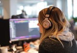 - Меня шум отвлекает! – пожаловалась коллега и стала весь день сидеть в наушниках
