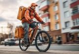 Соседи-курьеры не послушались доброго совета – пришлось приковать их велосипеды к лестнице