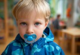 Ребенок в три года ходит в садик с соской, а его мама не видит проблемы