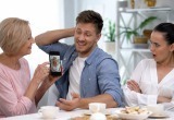Мы год как женаты, а свекровь всё ещё ищет моему мужу невесту