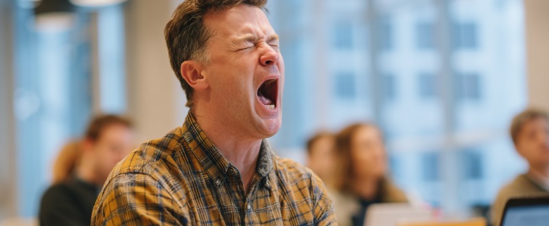 Почему мы зеваем на совещаниях и перед сном: неожиданная правда о зевоте, которую скрывает наше тело