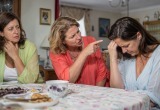 Полюбовалась на маму невестки и так стало девочку жалко! Такую мать врагу не пожелаешь