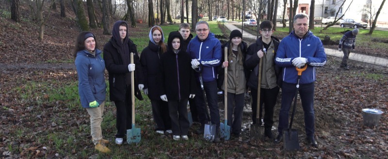 В Калуге представители власти посадили яблони и клёны на Терепце