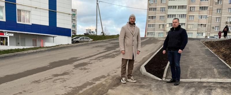 Депутаты Думы проверили работы по асфальтированию улицы Изумрудной в Калуге