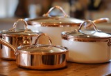 Свекровь подарила мне на тридцатилетие набор кастрюль, намекая, что я не готовлю мужу