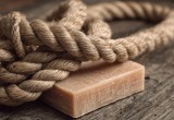 Пьяный друг всю ночь жаловался на жизнь, а утром вышел из комнаты, прихватив веревку и кусок мыла