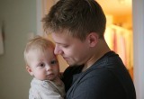 Мы с мужем поменялись ролями в декрете, а родня объявила нам бойкот
