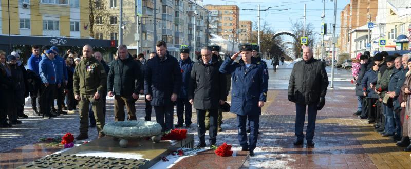 В Калуге прошло торжественное возложение цветов к Вечному огню 