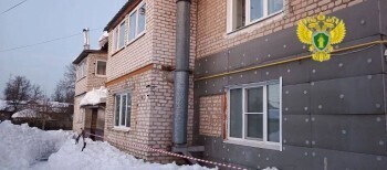 В Калужской области 66-летняя женщина травмировалась из-за падения снега с крыши