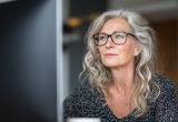 Мать так помешана на поисках дальних родственников, что готова верить любым проходимцам в интернете