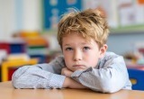 Сын страдает от заикания, а учитель только издевается над ним