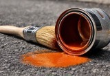 В школе детей заставили красить забор, но не предупредили об этом. Вся форма сына теперь в краске