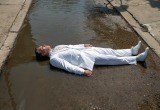 - Я упал в лужу в белом костюмчике, спаси, - позвонил я посреди ночи лучшему другу
