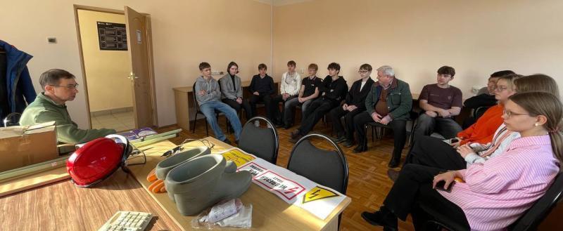 Филиал &laquo;Калугаэнерго&raquo; продолжает знакомить учеников &laquo;Энергокружка&raquo; с особенностями профессии