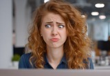 Бесит молодой коллега, который большую часть времени бездельничает, при этом работает лучше нас