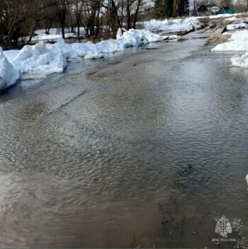 Река Лужа залила дорогу к калужской деревне