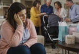 Девушка грустит, что после рождения ребёнка родственники словно забыли про её существование