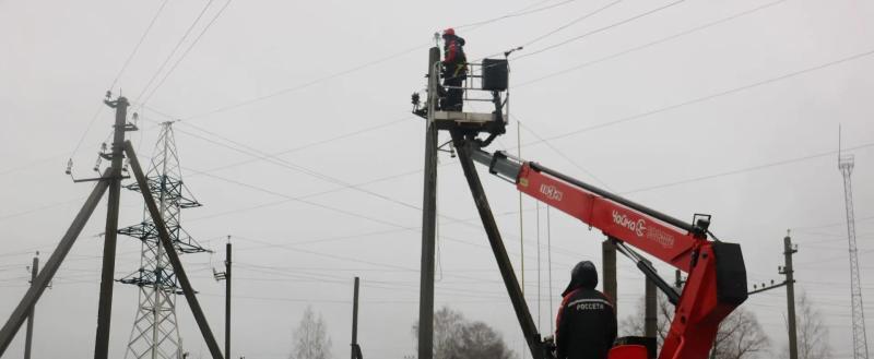 Энергетики &laquo;Калугаэнерго&raquo; оперативно восстанавливают локальные нарушения электроснабжения небольшой части потребителей региона