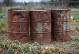 Отец привез на мою дачу ржавые бочки для реализации своих дизайнерских идей