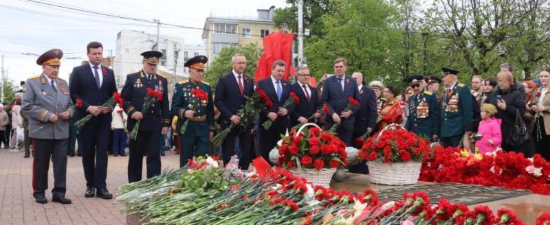 Калужане отметили День Победы возложением цветов и праздничными событиями