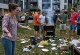 С наступлением лета соседи начали жарить шашлыки прямо у нас во дворе, оставляя после себя кучу мусора