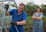 Муж весной не захотел ставить теплицы, а свалил вину на меня. Вот пусть сам на огороде и вкалывает