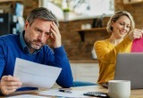 На работе сократили зарплату, но из гордости не хочу говорить об этом жене. А она продолжает транжирить деньги