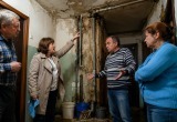 В нашем подъезде все постоянно заливают друг друга, но за свои деньги трубы никто менять не хочет