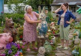 Думала, мать-пенсионерка мне помогать будет, а она весь участок своими уродцами заставила