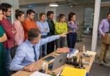 Только после коллективного ультиматума шеф, наконец, уволил бесполезного коллегу-паразита