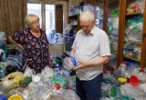Родители на пенсии превратили квартиру в свинарник. Теперь у них склад пластиковых баночек и пакетов