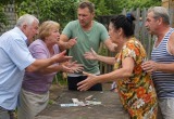 Родители на пенсии повадились спорить с соседями на деньги. Пора прикрыть этот тотализатор!