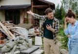 Бывшие владельцы дачи оставили кучу строительных материалов и отказываются их вывозить