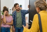 Переехали в новую квартиру и теперь не можем отвадить соседа