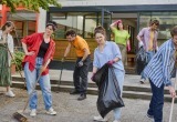 В школьном лагере устроили эко-субботник. Только под экологическим прикрытием дети убирали школу и двор