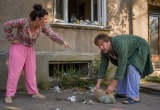 Кто-то из соседей повадился выбрасывать мусор из окна, но я вычислил умника и заставил убрать за собой