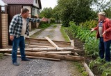Сосед по даче завалил мне подъезд к воротам досками и брусом &ndash; бережёт свой огород. А меня его посевы не волнуют