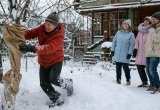 Все нормальные дачники зимой дома сидят, только наш папа вокруг деревьев хороводы водит